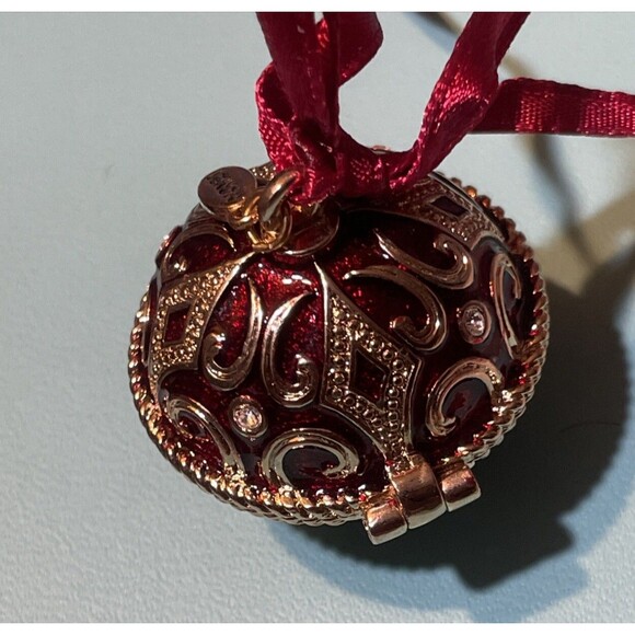 2008 GOLD TONE LOCKET PENDANT BOX ORNAMENT RED ENAMEL CRYSTAL SIGNED MONET - Picture 4 of 8